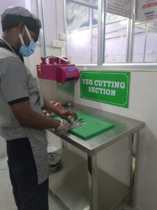 सोनपुर रेल मंडल अब ट्रेनों में यात्रियों को बेस किचन में तैयार भोजन उपलब्ध कराएगी