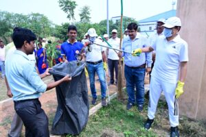महात्मा गांधी की 155वीं जयंती पर पूर्व मध्य रेल में श्रमदान एवं वृक्षारोपण का आयोजन