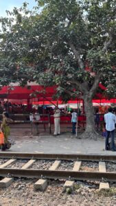 रेल पटरियों एवं स्टेशन के आस-पास बनाये गए पूजा पंडालों के मद्देनजर अतिरिक्त रेलवे सुरक्षा बलों की गई तैनाती