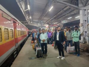 छठ पूजा के बाद यात्रियों का दूसरे प्रदेशों में लौटना जारी, भीड़ को देखते हुए रेल प्रशासन चौकस