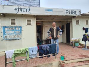 लूट का अनोखा मामला, खा गए शौचालय रेल के अधिकारी