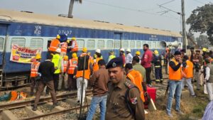 दानापुर में पैसेंजर ट्रेन दुर्घटनाग्रस्त होने से यात्रियों की मौत और घायल होने से की सूचना से मचा हड़कंप