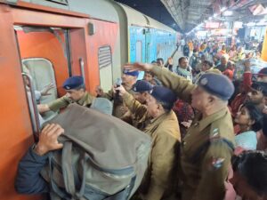 रेलवे स्टेशनों पर कुम्भ मेला जाने वाले यात्रियों की सुविधा हेतु मंडल द्वारा विशेष प्रबंध