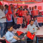 डीआरएम कार्यालय के सामने ऑल इंडिया लोको रनिंग स्टाफ एसोसिएशन ने किया 36 घंटे का शांतिपूर्ण उपवास