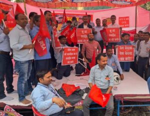 डीआरएम कार्यालय के सामने ऑल इंडिया लोको रनिंग स्टाफ एसोसिएशन ने किया 36 घंटे का शांतिपूर्ण उपवास