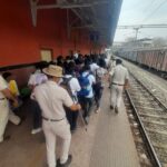 बिना टिकट 700 लोग पकड़े गये