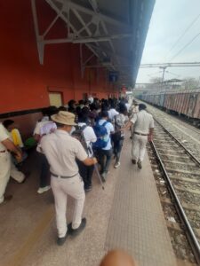 बिना टिकट 700 लोग पकड़े गये