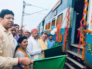 राजगीर-ऋषिकेश ट्रेन को नालंदा के सांसद कौशलेंद्र कुमार ने हरी झंडी दिखाकर किया रवाना