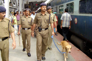 रेल यात्रियों का गायब मोबाइल फोन ढूंढ़ निकालेगा रेलवे सुरक्षा बल, दूरसंचार विभाग से मिलाया हाथ
