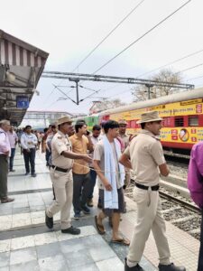 लाल गाड़ी के टिकट चेकिंग अभियान में 10240 बिना टिकट यात्री पकड़े गए