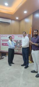 विनोद कुमार ने अंगवस्त्र एवं समापक भुगतान दस्तावेजों को देकर सम्मानित किया सेवानिवृत्त 16 रेलकर्मियों को