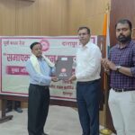 विनोद कुमार ने अंगवस्त्र एवं समापक भुगतान दस्तावेजों को देकर सम्मानित किया सेवानिवृत्त 16 रेलकर्मियों को