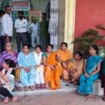 रेलवे आवासों में जलजमाव को लेकर,रेलकर्मचारी की महिलाओं ने किया डीआरएम कार्यालय के सामने धरना प्रदर्शन