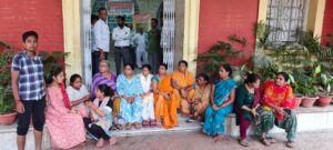 रेलवे आवासों में जलजमाव को लेकर,रेलकर्मचारी की महिलाओं ने किया डीआरएम कार्यालय के सामने धरना प्रदर्शन